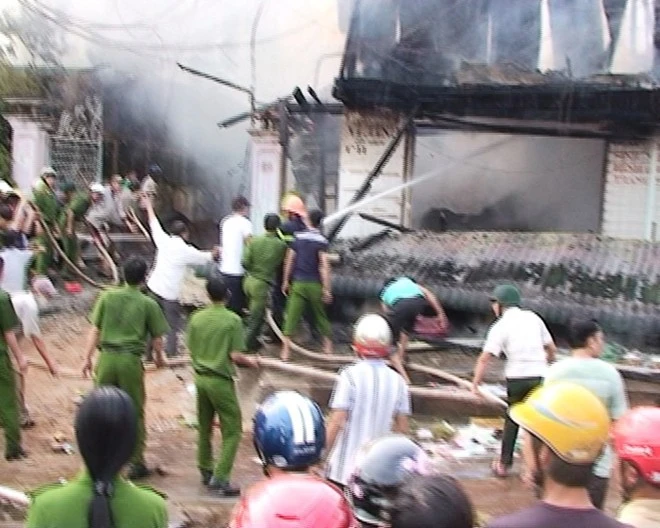 Lực lượng phòng cháy chữa cháy khống chế ngọn lửa.