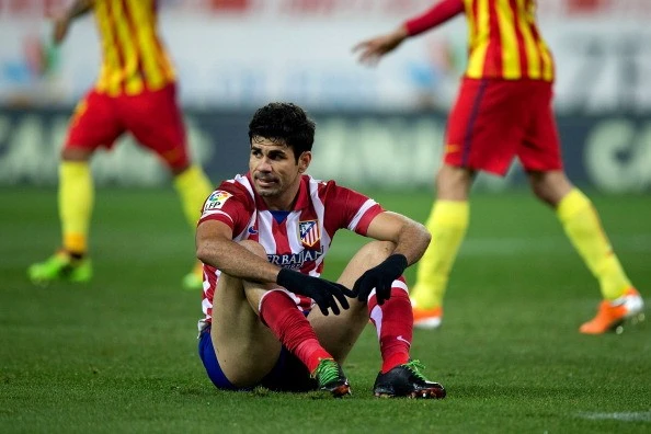 Diego Costa hoàn toàn bất lực trước hàng phòng ngự chắc chắn của Barca.