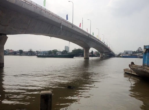 Hiện trường cầu Hưng Lợi nơi nữ sinh lao xuống sông tự tử.