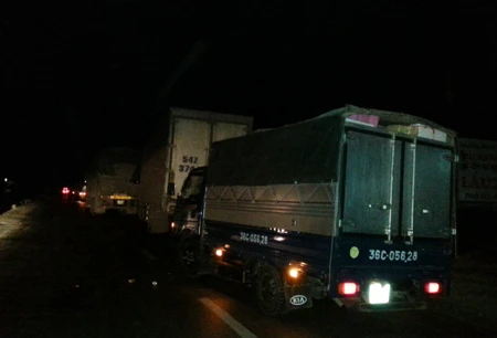 Các phương tiện nằm chờ giữa đêm khuya (Ảnh: Thu Hằng)