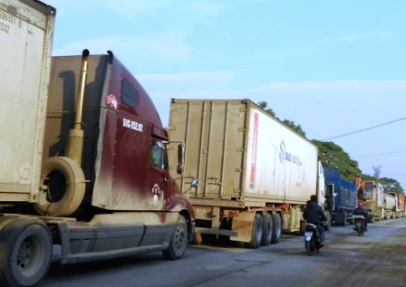 Khoảng 8h sáng nay, dòng xe vẫn nối dài (Ảnh: Duy Tuyên)