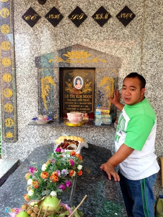 Từ sáng sớm, Hiếu Hiền đã có mặt tại nghĩa trang để thắp hương tưởng niệm người mẹ kính yêu. Anh ngạc nhiên và bất ngờ khi thấy trên ngôi mộ đã có nhiều lẵng hoa và trái cây nén hương nghi ngút. Khi hỏi thăm, anh được biết từ sáng sớm đã có nhiều người hâm mộ nghệ sĩ Kim Ngọc đến viếng bà nhân ngày giỗ.