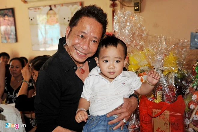 Anh xúc động: “Bạn bè đồng nghiệp ở hải ngoại rất đau buồn trước sự ra đi của nghệ sĩ Kim Ngọc. Nhớ hồi mới vào nghề, tôi đã thầm mơ ước có dịp được ca diễn với chị. May mắn tôi được diễn chung với chị rất nhiều lần trên phim ảnh, tấu hài và cải lương. Tôi nhớ mãi kỷ niệm những lúc diễn bên chị trong vởTình mẫu tử, Nửa đời hương phấn...".