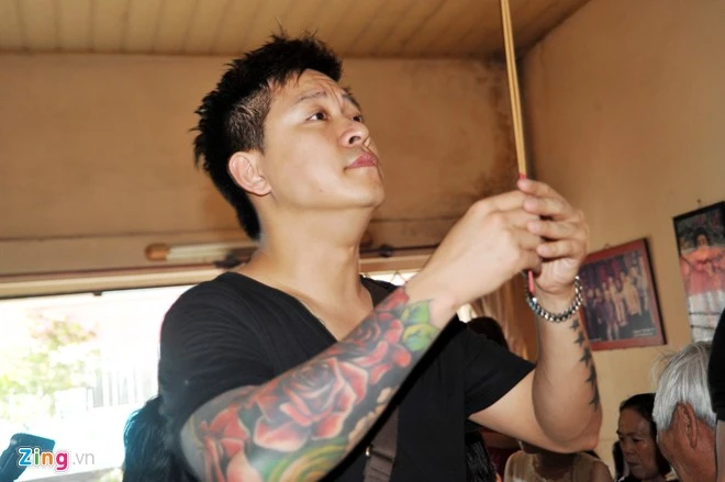 Tuấn Hưng và Lương Bích Hữu dù đều đang bận với lịch quay, nhưng tranh thủ lúc đoàn nghỉ trưa đã vội chạy đến thắp hương. Tuấn Hưng kể lúc mới nhận vai diễn hài, anh được nghệ sĩ Kim Ngọc động viên, hướng dẫn rất nhiều.