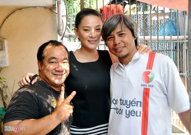 Nữ diễn viên Huỳnh Trang Nhi cũng mới trở về từ Singapore cũng đến thắp nén hương cho cố nghệ sĩ Kim Ngọc.