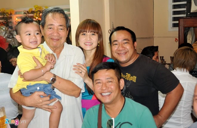 Đức Lang cho biết: “Tết năm nay Hiếu Hiền không nhận sô, quyết định ở nhà để vui xuân bên tôi. Từ ngày bà nhà tôi qua đời, tôi sống cô độc lắm, Hiếu Hiền thì đi quay phim suốt, còn Thùy Liên lo công việc kinh doanh quán xá. Chắc đây là cái Tết vui nhất vì được quay quần bên con cháu”.