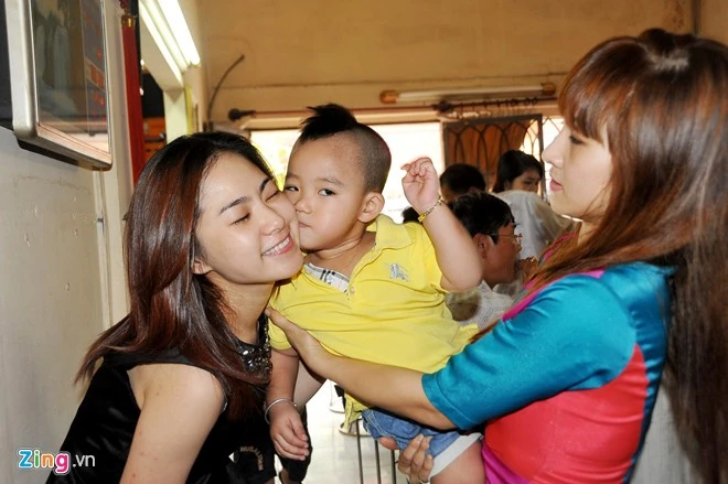 Lương Bích Hữu và con trai Hiếu Hiền thơm nhau tình cảm.