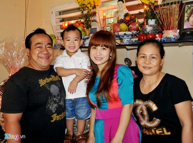 Vợ chồng Hiếu Hiền chụp ảnh cùng mẹ vợ.
