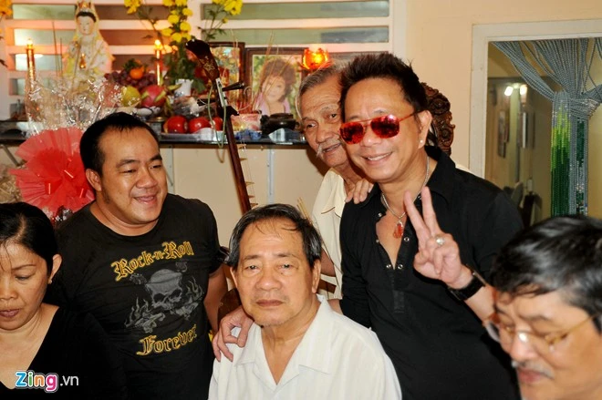 Nghệ sĩ hài Bảo Chung sau một thời gian định cư tại nước ngoài trở về nước tham gia liveshow của Vân Sơn, đồng thời thực hiện quay một số chương trình xuân. Nhân dịp này anh cũng đến thắp nén hương cho cố nghệ sĩ Kim Ngọc trước khi trở về Mỹ vào ngày 27/1 sắp tới.