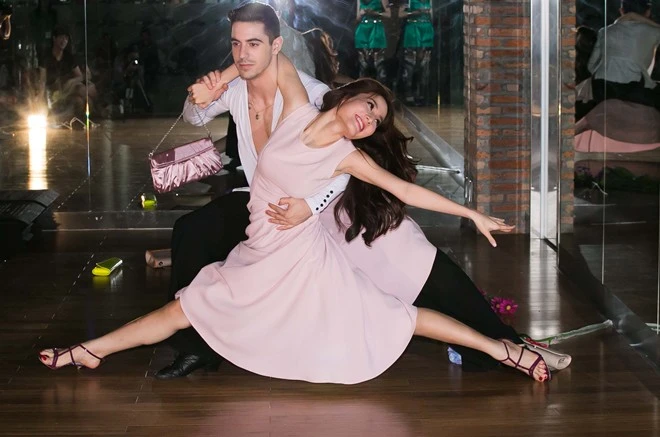 Cô tranh thủ diện đầm mới tập nhảy trước khi quyết định sẽ chọn trang phục cho đêm thi 18/1 tới. Cô tranh thủ diện đầm mới tập nhảy trước khi quyết định sẽ chọn trang phục cho đêm thi 18/1 tới.