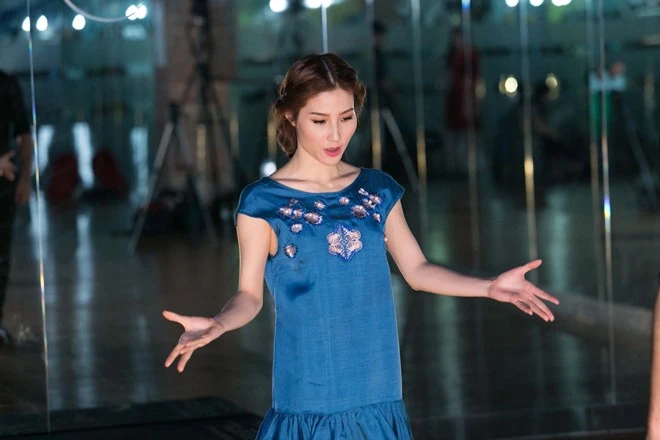 Diễm My tỏ ra rất bối rối, không biết nên chọn dáng váy nào... Diễm My tỏ ra rất bối rối, không biết nên chọn dáng váy nào...