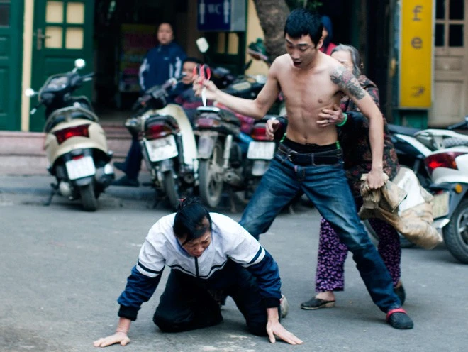 Người phụ nữ trong trang phục giống đồng phục học sinh luôn miệng kêu la "Con ơi, tha cho mẹ". Tuy nhiên, bà vẫn bị đâm trong sự giận dữ của người thanh niên.