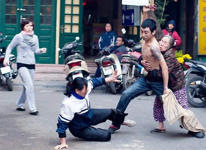 Người dân cho biết, họ không dám chạy tới can ngăn vì sợ có thể bị vạ lây.