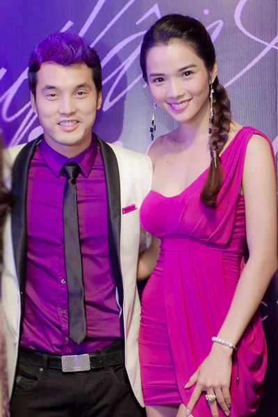 Kim Cương tiết lộ, cô quen Ưng Hoàng Phúc khi quay MV cho anh và Quế Vân. Đến nay, họ đã yêu nhau được gần một năm. Giọng ca 'Thà rằng như thế' có tính cách phóng khoáng, thoải mái lại yêu trẻ con nên không quan tâm đến quá khứ của Kim Cương. Anh luôn tạo không khí vui vẻ trong mỗi lần gặp người yêu và con trai 4 tuổi của cô. 2-6782-1390183715.jpg