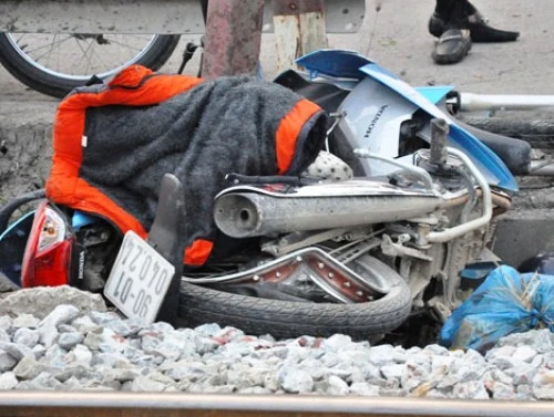 Chiếc xe máy biến dạng sau khi bị tàu hỏa đâm do cố băng qua đường sắt.