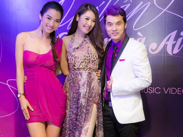 Kim Cương, Ưng Hoàng Phúc vui vẻ chụp ảnh cùng chủ nhân buổi họp báo - ca sĩ Quế Vân. Trước đây, Quế Vân rất thân thiết với Ưng Hoàng Phúc nên cũng dính tin đồn 'cặp kè' với anh. Tuy nhiên, sau đó cô khẳng định họ chỉ là bạn bè thân thiết từ nhiều năm nay. Quế Vân rất vui khi người bạn thân tìm được tình yêu mới là giải bạc Siêu mẫu Việt Nam2008. 3-9299-1390183715.jpg