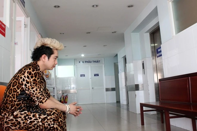 Ca sĩ Bằng Cường là người đưa Oxy vào bệnh viên.