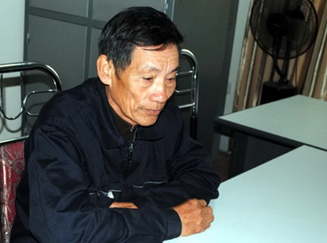 Đinh Hữu Huấn tại cơ quan công an.