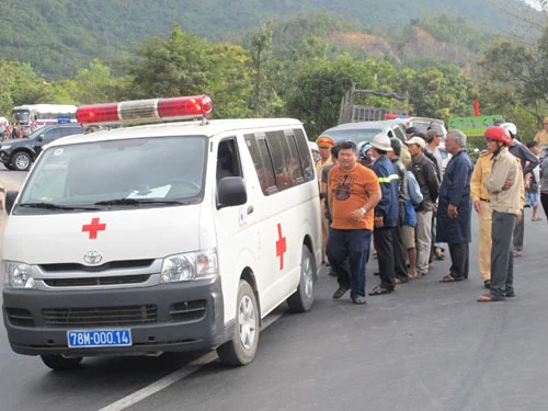 Chùm ảnh xe tải rơi xuống vực ảnh 6