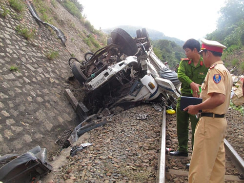 Chùm ảnh xe tải rơi xuống vực ảnh 3