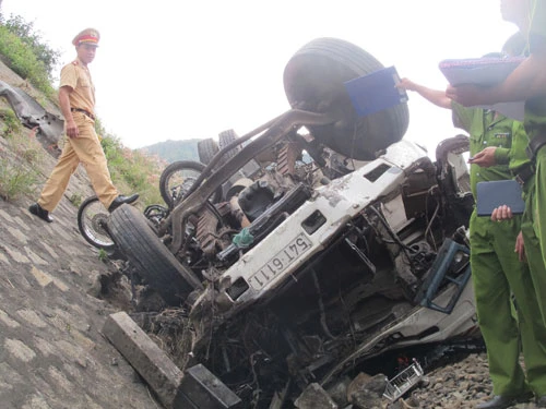 Chùm ảnh xe tải rơi xuống vực ảnh 4
