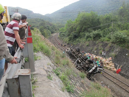 Chùm ảnh xe tải rơi xuống vực ảnh 5