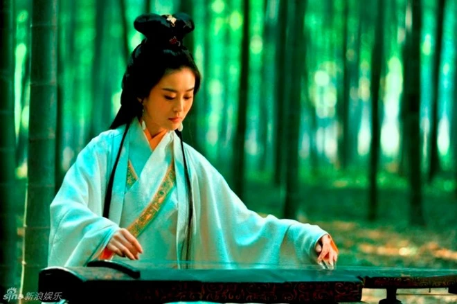 Màn ảnh Hoa Ngữ không hiếm gì những cảnh gảy đàn đầy thu hút như thế này.