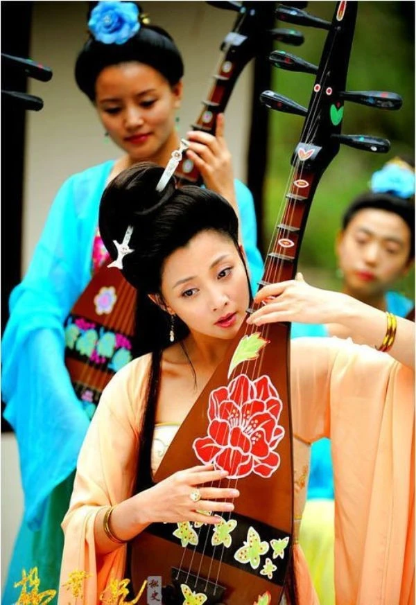 Nữ diễn viên vào vai Dương Quý Phi không chỉ múa đẹp mà gảy đàn cũng rất hay