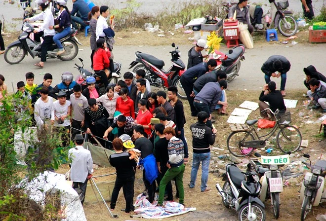 Ngoài ra còn có nhiều trò cờ bạc hoạt động công khai suốt cả ngày diễn ra lễ hội.