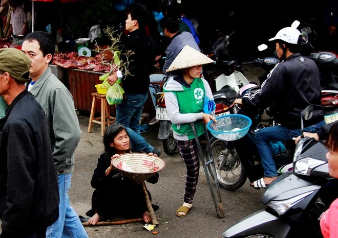 Chen lấn trong số du khách là sự xuất hiện của rất đông 'Cái bang'. Họ đứng chặn ở khắp các lối ra vào lễ hội.