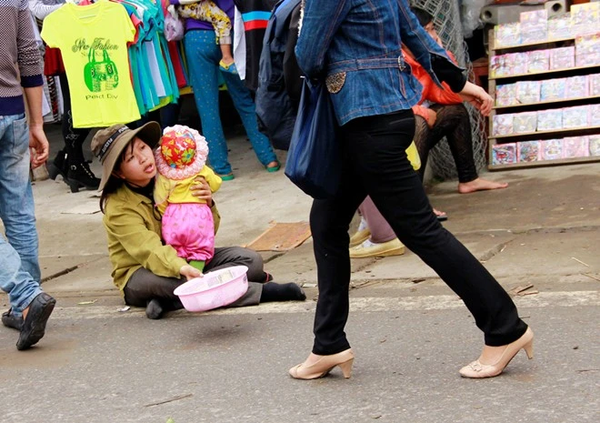Bế theo trẻ em nhưng không phải ai cũng cho tiền.