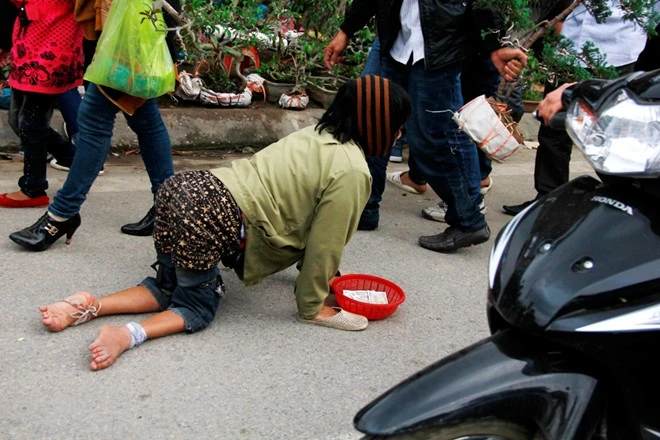 Lăn lê, bò hoặc lết là cách mà nhiều đội 'cái bang' vẫn dùng khiến nhiều người không thể phân biệt được thật giả.