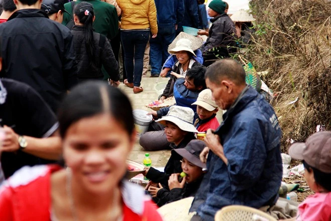 Tại lối dẫn lên đền Đức vua cha và đền Quan lớn, 'cái bang' ngồi xếp hàng dầy đặc.