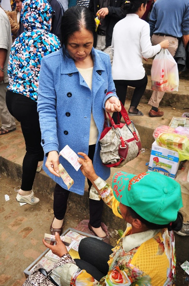 Đổi tiền lẻ ăn chênh lệch giá cao.