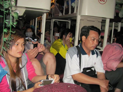 Bắt xe khách giường nằm nhồi nhét khách ảnh 2