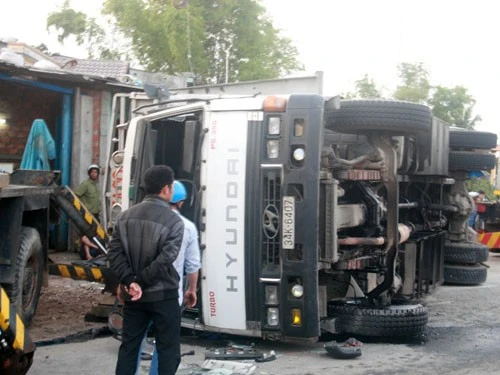 Xe tải lật ngang, cả gia đình thoát nạn ảnh 1 Xe tải lật ngang, cả gia đình thoát nạn ảnh 1