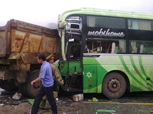 Xe tải đấu đầu xe khách, 20 người chết và bị thương ảnh 1