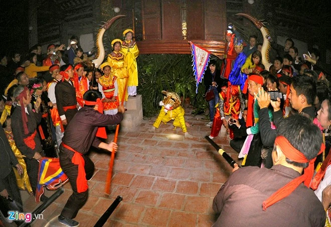 Nổi bật nhất lễ hội là màn đánh hổ. Đoàn thợ săn cùng cung tên, giáo mác và trống chiêng đi bắt tại một cánh rừng giả định giữa sân đình.