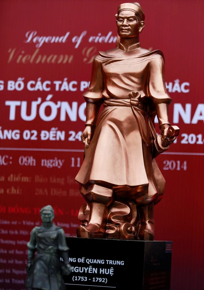 Tượng người anh hùng áo vải Quang Trung - Nguyễn Huệ. Ông được đánh giá là nhà cầm quân bất bại với những chiến công hiển hách như lãnh đạo khởi nghĩa Tây Sơn chấm dứt cuộc nội chiến giữa triều đình phong kiến Trịnh ở Phía Bắc, Nguyễn ở phía Nam...