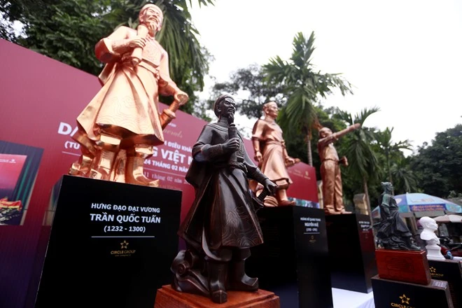 Tượng Quang Trung và Trần Hưng Đạo được mô phỏng theo nguyên mẫu đang đặt tại gò Đống Đa và Nam Định. Tượng Việt quốc công Lý Thường Kiệt và Đại tướng Võ Nguyên Giáp được sáng tác mới bởi nhà điêu khắc Trần Văn Thức.