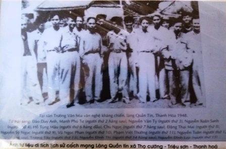 Nhiều nhà chính trị, văn nghệ sỹ từng hoạt động tại làng Quần Tín chụp ảnh lưu niệm (Ảnh tư liệu).