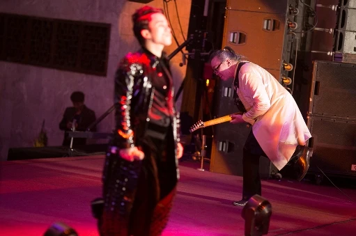 Nhạc sĩ Nguyên Lê (trái) sẽ tiếp tục đồng hành cùng Tùng Dương trên con đường đưa “Độc đạo” sang Pháp