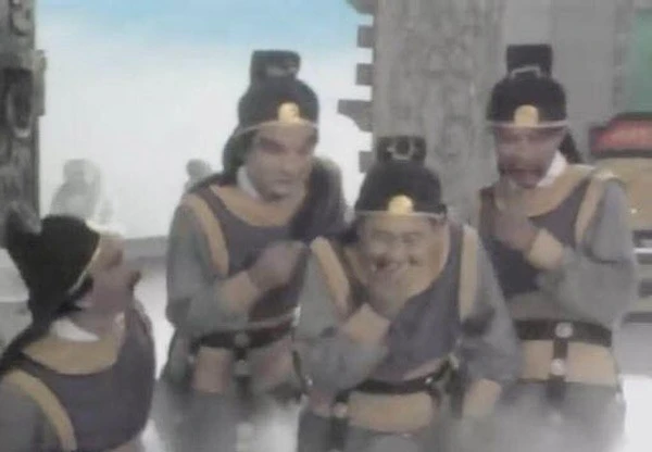 Vai một giám thừa trong tậpQuan phong Bật Mã Ôn(giữa).