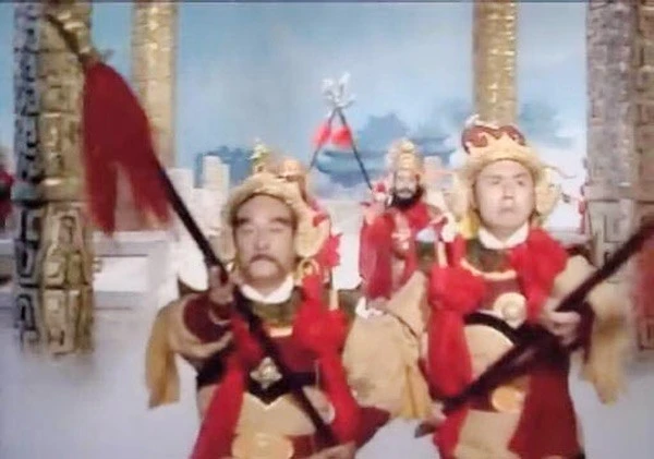 Vai một thiên binh thiên tướng trong tậpGiam cầm Ngũ Hành Sơn(phải).