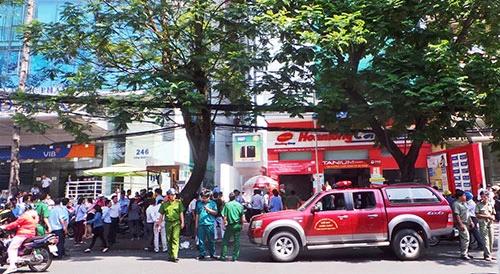 Khói đen phủ kín cao ốc, hàng trăm người tháo chạy ảnh 2