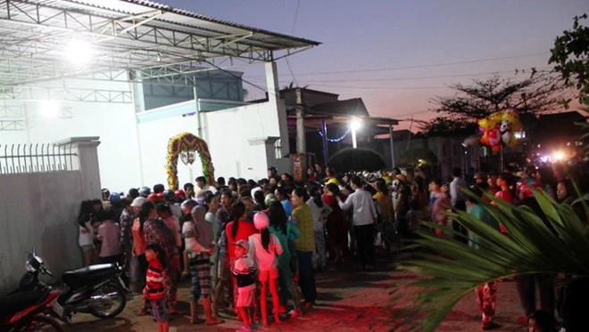 Do có quá đông người đến xem nên gia đình cô dâu đã đóng cửa lại.