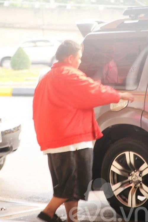 Anh một mình lên chiếc xe hơi do anh trai đích thân ra đón.
