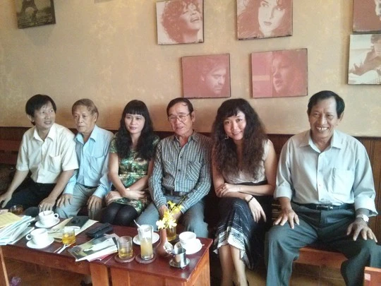 Nhà thơ Chu Trầm Nguyên Minh chụp ảnh cùng bạn bè văn nghệ lúc sinh thời