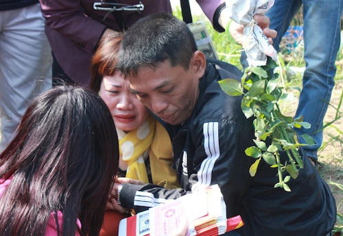 Vẻ đau khổ của chồng chị Huyền trong quá trình tìm kiếm Vẻ đau khổ của chồng chị Huyền trong quá trình tìm kiếm