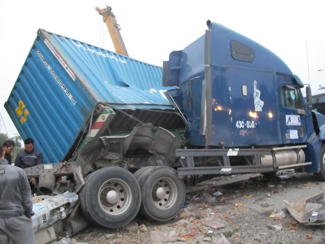 Xe container cũng bị hư hỏng nặng, thùng xe bị rơi ra khỏi rơ mooc.